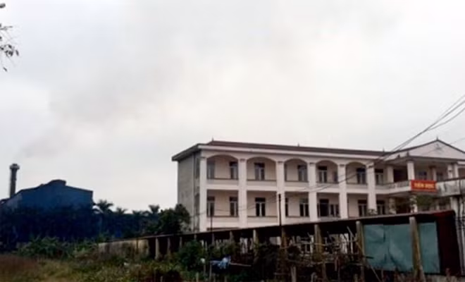Phân xưởng luyện thép của nhà máy thép Việt Nhật xả khói bụi nằm sát ngay sau trường THCS Quán Toan. Phân xưởng luyện thép của nhà máy thép Việt Nhật xả khói bụi nằm sát ngay sau trường THCS Quán Toan.