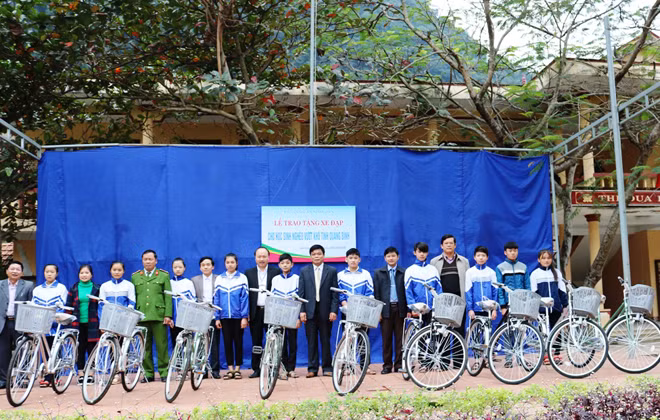 Đại diện Báo CAND, Sở GD&ĐT tỉnh Quảng Bình trao tặng xe đạp cho học sinh nghèo vượt khó ở Quảng Bình.