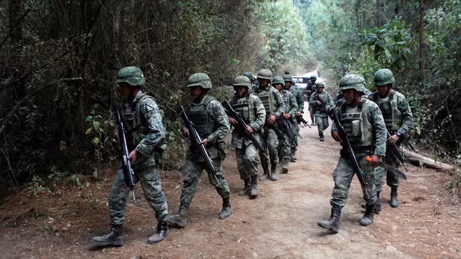 Lực lượng an ninh chính phủ Mexico truy quét các băng đảng buôn ma túy.