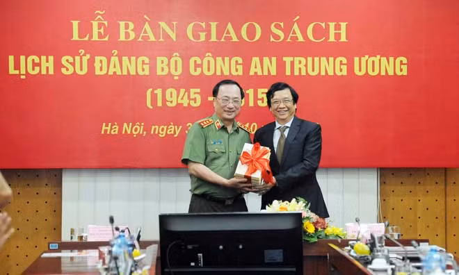 Đồng chí Phạm Chí Thành, Tổng Biên tập NXB Chính trị quốc gia Sự thật trao sách tặng Thứ trưởng Nguyễn Văn Thành. Đồng chí Phạm Chí Thành, Tổng Biên tập NXB Chính trị quốc gia Sự thật trao sách tặng Thứ trưởng Nguyễn Văn Thành.