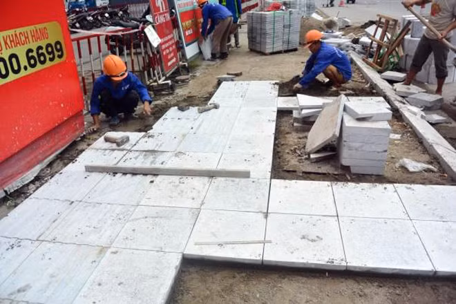 Vỉa hè Hà Nội đang được đồng phục bằng đá tự nhiên độ bền 70 năm.