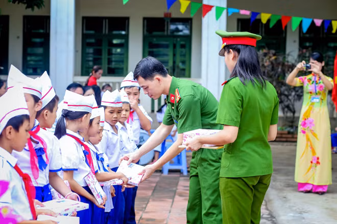 Chương trình Tiếp sức đến trường cho em học sinh nghèo vượt khó
