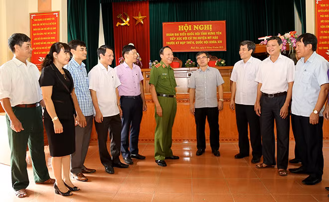 Thứ trường Lê Quý Vương và các đại biểu dự buổi tiếp xúc cử tri. Thứ trường Lê Quý Vương và các đại biểu dự buổi tiếp xúc cử tri.