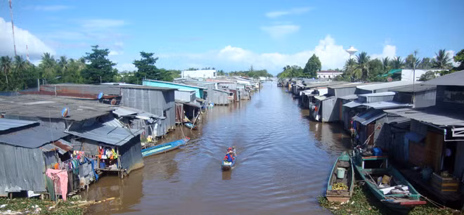 Bến tàu trên sông Cửa Lớn.