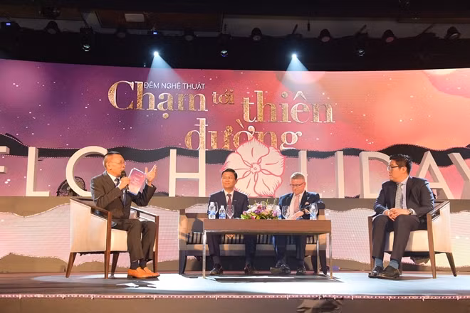 Ông Lê Thành Vinh, Phó Chủ tịch Thường trực Tập đoàn FLC thảo luận cùng các lãnh đạo của tổ chức RCI trong lễ ra mắt FLC Holiday.