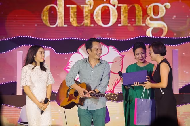 FLC Holiday dành tặng gia đình ca sỹ Mỹ Linh thẻ thành viên 8 năm với mong muốn đem đến cho gia đình nữ ca sỹ những chuyến đi sum vầy trên toàn thế giới.