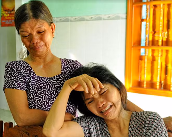 Nỗi đau se thắt trên gương mặt người thân của những ngư dân mất tích. (