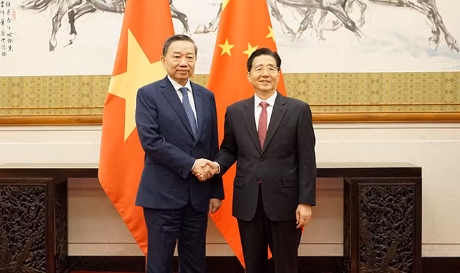 Thượng tướng Tô Lâm, Ủy viên Bộ Chính trị, Bộ trưởng Bộ Công an Việt Nam hội kiến đồng chí Quách Thanh Côn, Ủy viên Bộ Chính trị, Bí thư Ủy ban chính pháp Trung ương Đảng Cộng sản Trung Quốc.