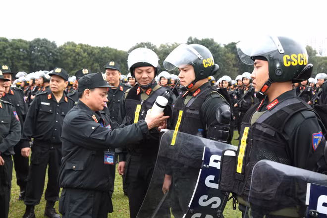 Trung tướng Phạm Quốc Cương, Tư lệnh CSCĐ kiểm tra công tác ứng trực sẵn sàng chiến đấu tại khu vực xung quanh khách sạn Metropole.