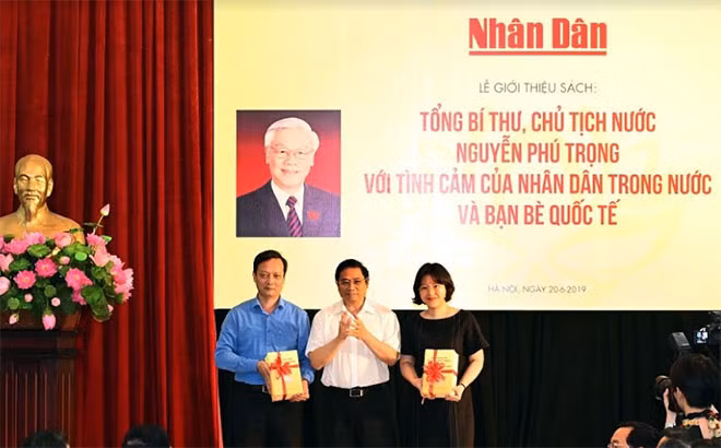 Đồng chí Phạm Minh Chính tặng sách cho đại diện Thư viện Quốc gia và Thư viện Hà Nội Đồng chí Phạm Minh Chính tặng sách cho đại diện Thư viện Quốc gia và Thư viện Hà Nội