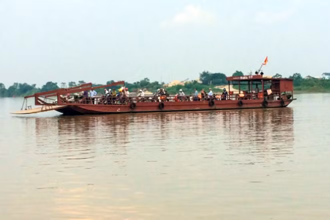 Phà đi từ xã Vạn Phúc, huyện Thanh Trì đến xã Mễ Sở, huyện Văn Giang, Hưng Yên hành khách không mặc áo phao. Phà đi từ xã Vạn Phúc, huyện Thanh Trì đến xã Mễ Sở, huyện Văn Giang, Hưng Yên hành khách không mặc áo phao.