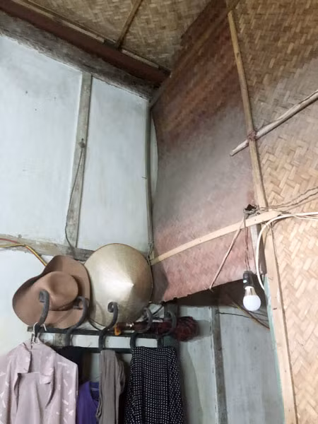 Tường nhà được gia cố bằng đủ thứ vật liệu.