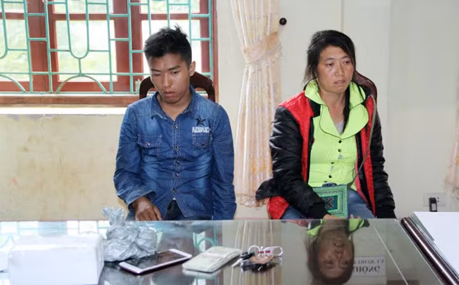 Đối tượng Ly Seo Hòa và Hoàng Thị Pay cùng tang vật bị thu giữ tại cơ quan điều tra.
