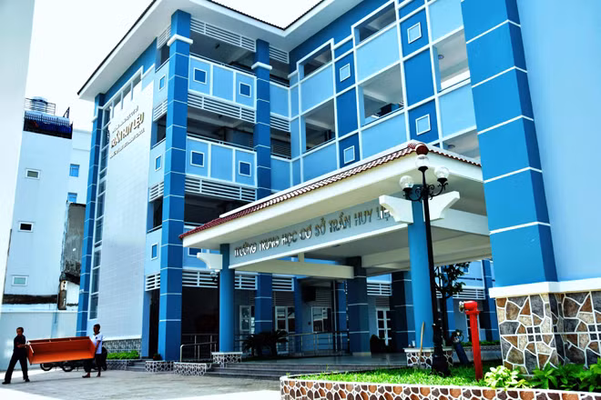Trường THCS Trần Huy Liệu, quận Phú Nhuận được xây mới hiện đại, đạt chuẩn với kinh phí 82 tỉ đồng.