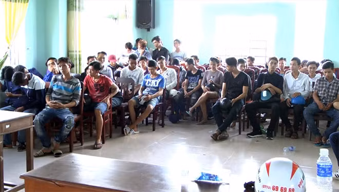 65 nam nữ thanh niên cổ vũ đua xe trái phép tại cơ quan điều tra.