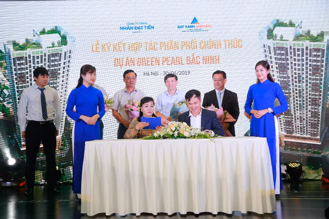 Lễ ký hợp tác giữa CĐT Nhân Đạt Tiến và đơn vị phân phối ĐXMB. Lễ ký hợp tác giữa CĐT Nhân Đạt Tiến và đơn vị phân phối ĐXMB.
