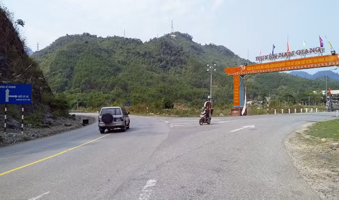 Nhiều bản làng khang trang mọc lên dọc tuyến đường Hồ Chí Minh đoạn qua địa bàn tỉnh Quảng Nam.