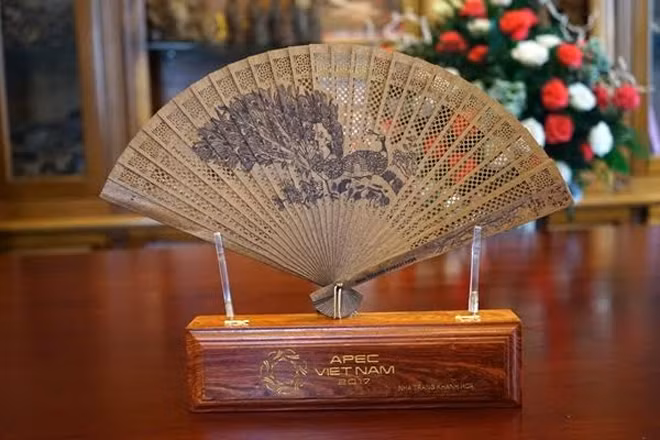Quạt trầm hương do Công ty Trầm Hương Khánh Hòa chế tác.