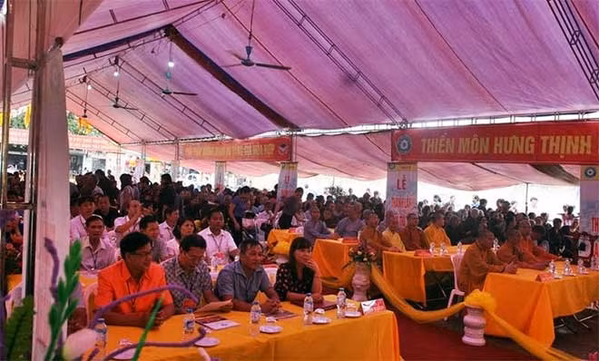 Đông đảo nhân dân về dự.