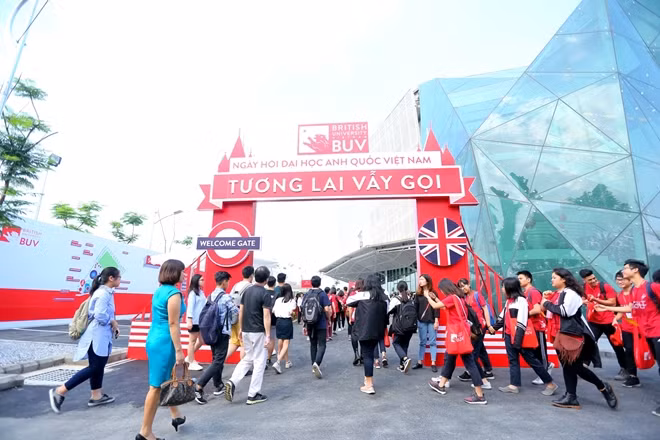 Học sinh và phụ huynh hào hứng với Ngày hội “ Tương lai vẫy gọi” tại BUV.