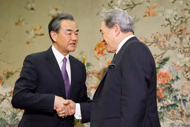Ngoại trưởng New Zealand Winston Peters (phải) và Ngoại trưởng Trung Quốc Vương Nghị tại Bắc Kinh, ngày 25-5-2018.