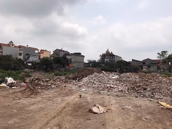 Hồ đối diện Metro Hoàng Mai thuộc phường Yên Sở; hiện nay đất đá, chất thải đổ ngỗn ngang, quá trình san lấp đã thực hiện được 1/2 diện tích, không bao lâu nữa thì hồ sẽ bị bức tử...