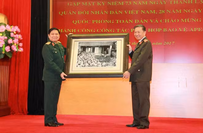 Bộ trưởng Bộ Công an Tô Lâm trao bức tranh tặng Bộ Quốc phòng. Bộ trưởng Bộ Công an Tô Lâm trao bức tranh tặng Bộ Quốc phòng.