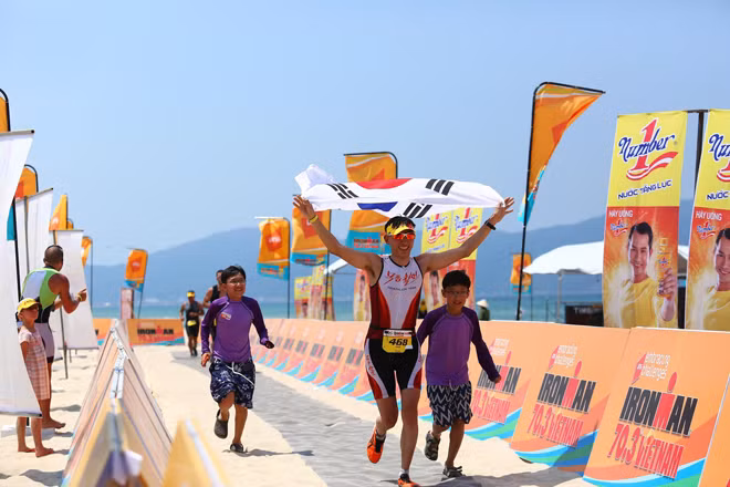Vận động viên Hàn Quốc hoàn thành chặng thi bơi trong cuộc thi Ironman 70.3 năm 2016.