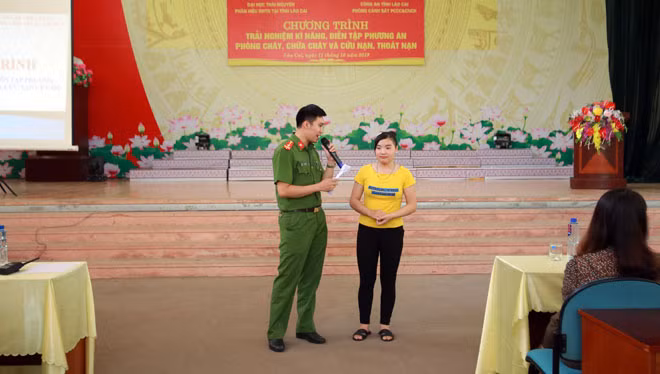 Cán bộ Phòng Cảnh sát PCCC&CNCH tuyên truyền cho học sinh, sinh viên nhà trường.