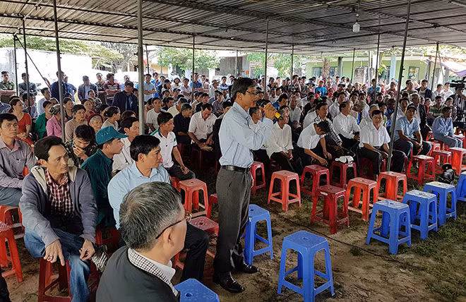 Người dân hai thôn Vân Dương 1 và Vân Dương 2 đối thoại với lãnh đạo TP. Đà Nẵng về việc 2 nhà máy thép Dana Ý và Dana Úc gây ô nhiễm môi trường.