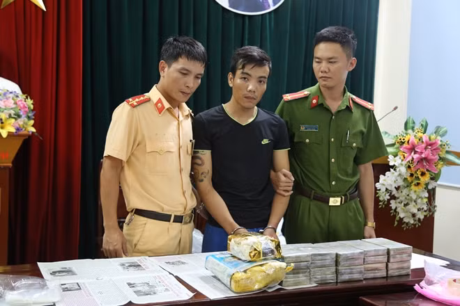 Đối tượng Phạm Văn Tùng (giữa) và tang vật.