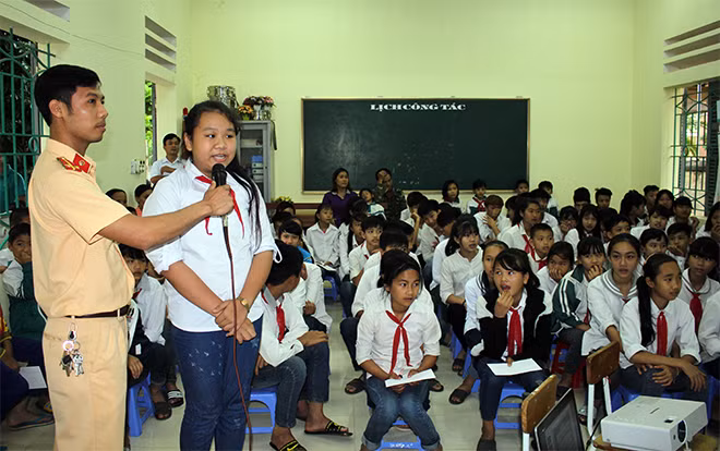 Các em học sinh trả lời các câu hỏi tình huống do các cán bộ Cảnh sát giao thông đưa ra.