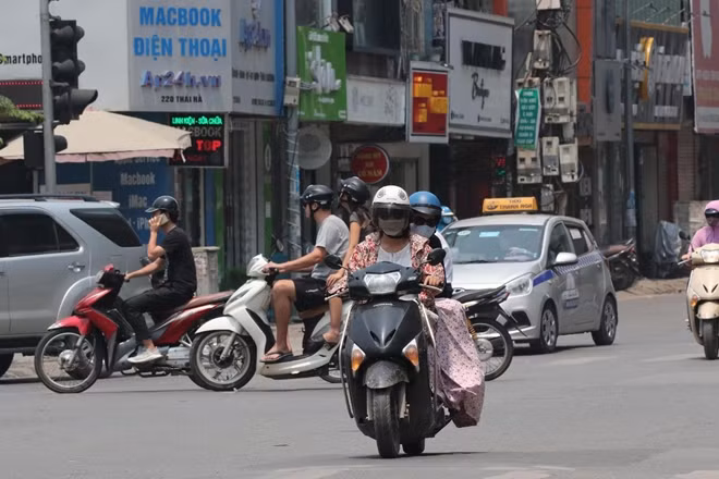 Nhiệt độ Hà Nội những ngày này đang ở mức trên 40 độ vào ban ngày.