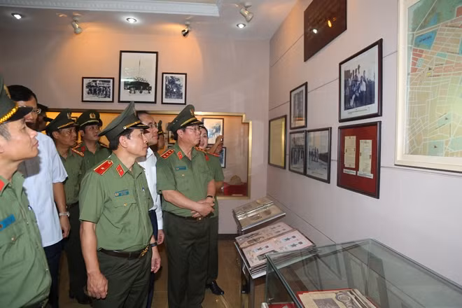 Thứ trưởng Bùi Văn Nam và các đại biểu tham quan Bảo tàng CAND.