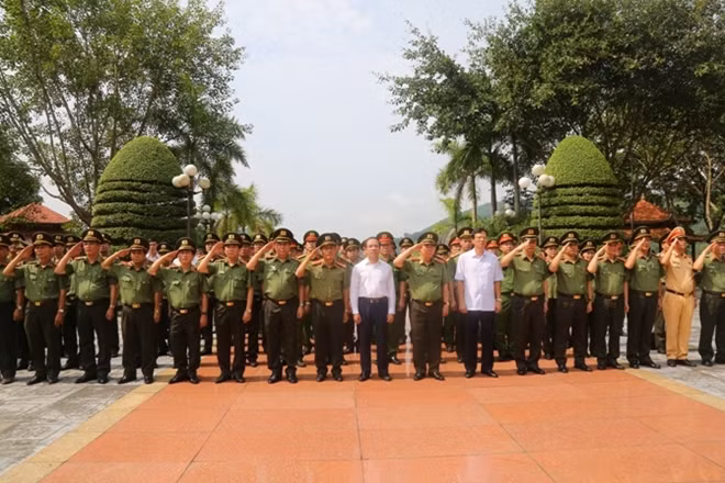 Thứ trưởng Bùi Văn Nam, đồng chí Chẩu Văn Lâm và Đoàn đại biểu dâng hoa tại Tượng đài bảo vệ ANTQ.