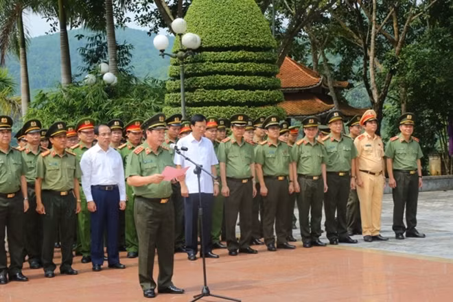 Thứ trưởng Bùi Văn Nam báo công trước Tượng đài bảo vệ ANTQ.
