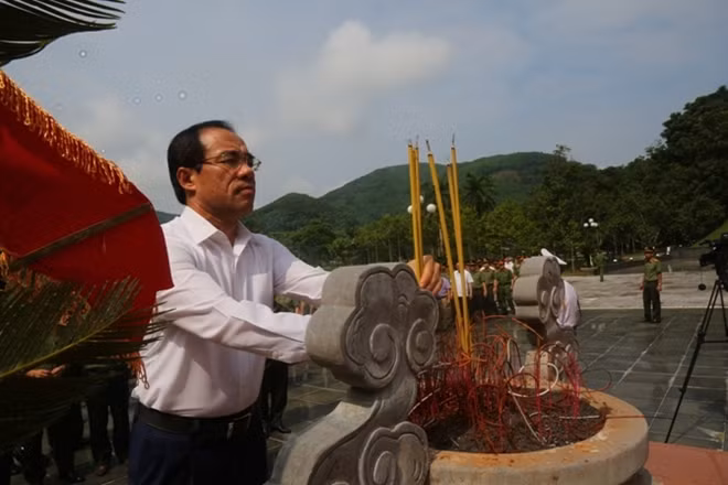Đồng chí Chẩu Văn Lâm dâng hương tưởng niệm các Anh hùng liệt sĩ CAND
