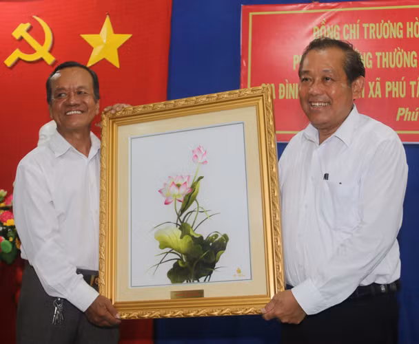 Phó Thủ tướng Thường trực Trương Hòa Bình, tặng quà lưu niệm xã Phú Tân.