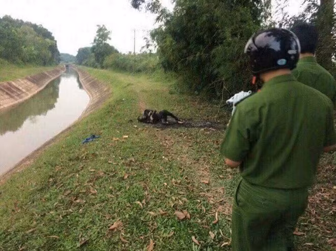 Thi thể nam thanh niên cháy đen.