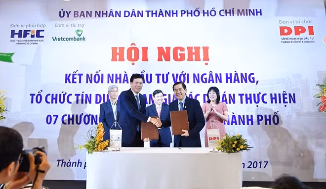 Đại diện Vietcombank, ông Phạm Mạnh Thắng - Phó Tổng Giám đốc (bên trái) ký kết thoả thuận hợp tác toàn diện với Sở KH & ĐT TP.HCM để hỗ trợ thẩm định chuyên sâu về phương án tài chính đối với các dự án đầu tư theo hình thức PPP.