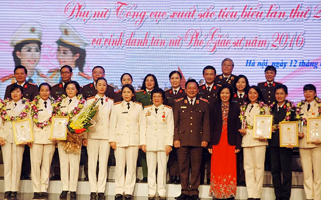 Thiếu tướng Nguyễn Quang Chữ, bà Nguyễn Thị Bích Vân và các đại biểu tại Lễ trao giải.