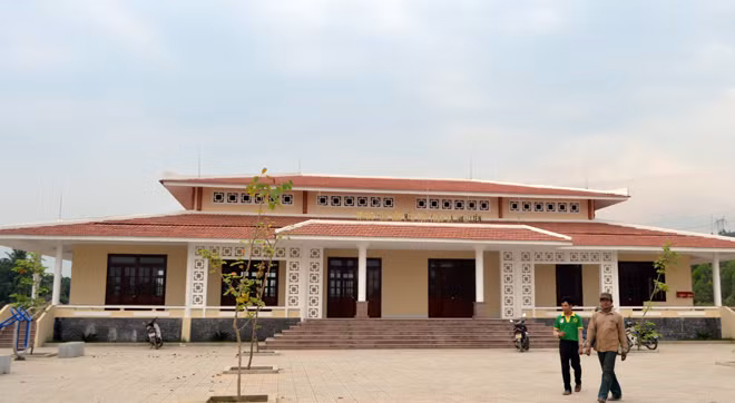 Trung tâm VHTT xã Hòa Liên nhìn từ xa khá hoành tráng, nhưng đã đóng cửa do hư hỏng.