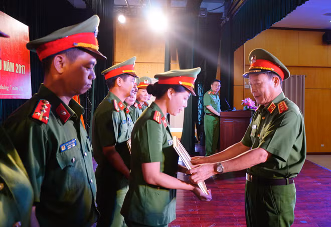 Thiếu tá Vũ Hồng Vượng là một trong hai nữ chiến sĩ của K20 nhận danh hiệu Chiến sĩ thi đua toàn lực lượng.