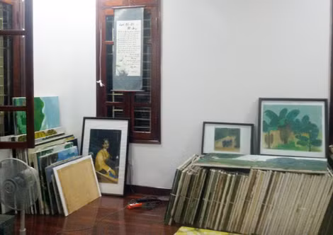 Một góc phòng tranh của cụ. Một góc phòng tranh của cụ.