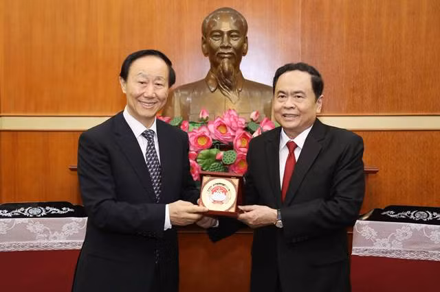 Chủ tịch UBTƯ MTTQ Việt Nam Trần Thanh Mẫn trao quà lưu niệm tặng đồng chí Vương Gia Thụy.