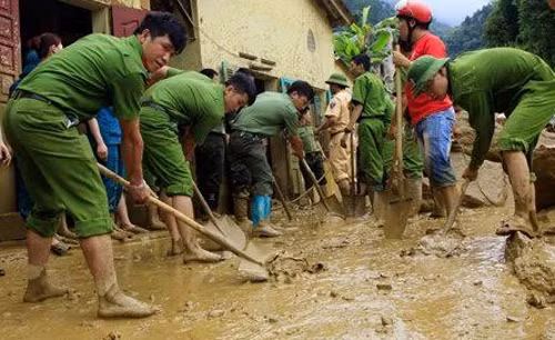 Những ngày qua, Công ann tỉnh Yên Bái đã huy động hàng trăm lượt cán bộ chiến sĩ tham gia dọn dẹp bùn đất, tìm kiếm người mất tích.
