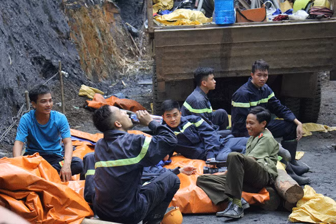 Đại úy Trần Trung Thịnh (ngoài cùng bên trái) trong vụ cứu hộ sập hầm lò tại Lỗ Sơn, Tân Lạc.