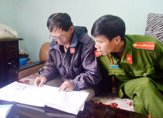 Ông Trần Sâm đã góp sức tích cực cùng lực lượng Công an bảo vệ an ninh trật tự cho nhân dân. Ông Trần Sâm đã góp sức tích cực cùng lực lượng Công an bảo vệ an ninh trật tự cho nhân dân.