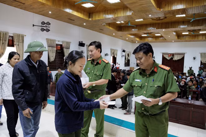 Nhân dân xã Đức Lĩnh và Đức Giang vui mừng đón nhận tình cảm của cán bộ, giảng viên. nhân viên Trường ĐH Cảnh sát nhân dân TP HCM.