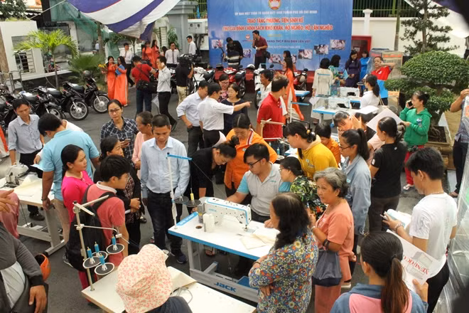 Buổi lễ trao tặng phương tiện sinh kế cho gia đình chính sách khó khăn, hộ nghèo, hộ cận nghèo.
